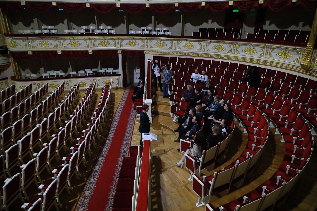 Ревизор малый театр декорации. Гамт. Малый театр великий. Малый. Малый театр великий новгород фото.